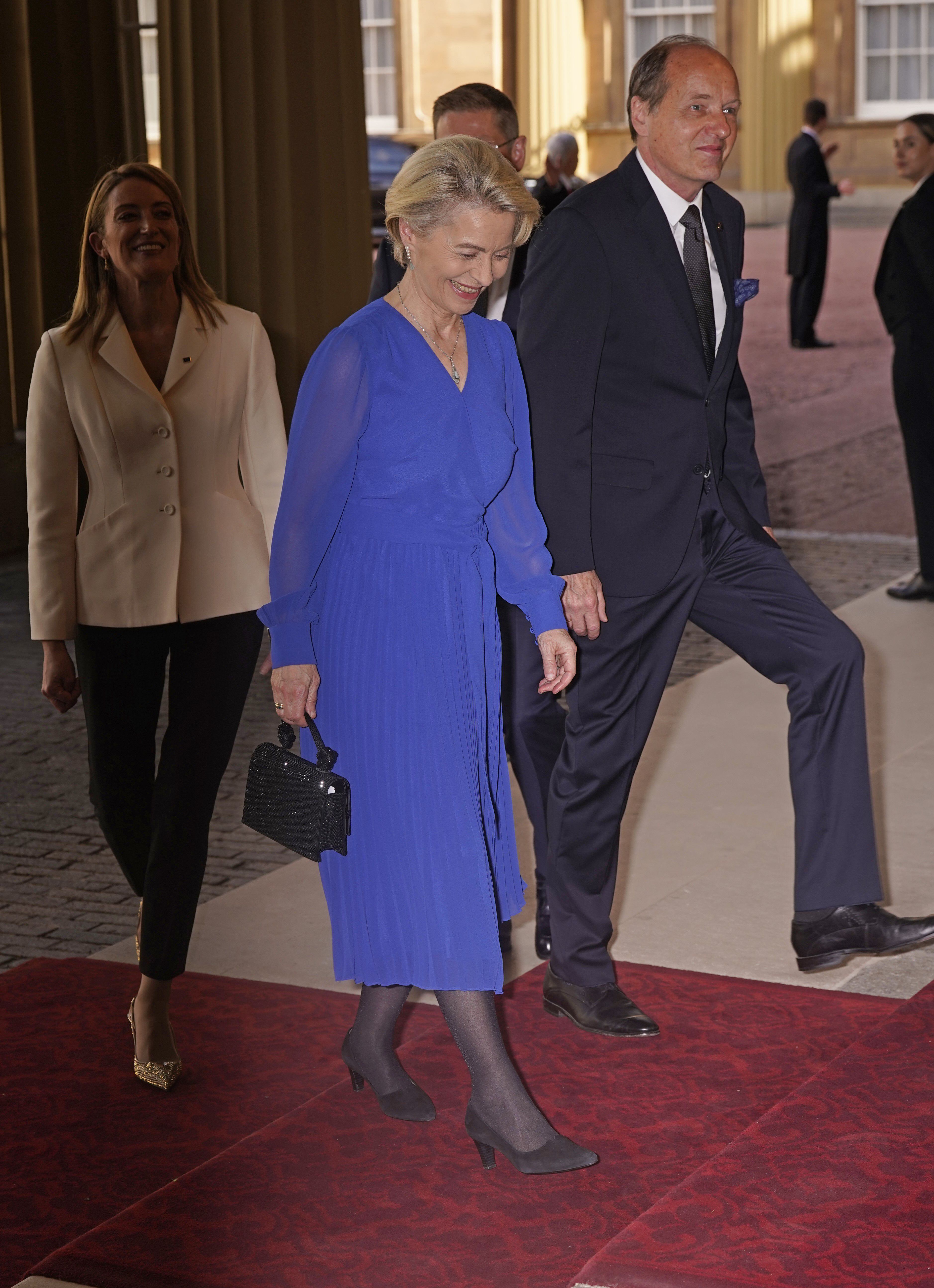 La presidenta de la Comisión Europea Ursula von der Leyen a su llegada a palacio.