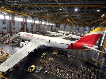 Un Airbus 330 de Iberia en el hangar de la compañía en Madrid.