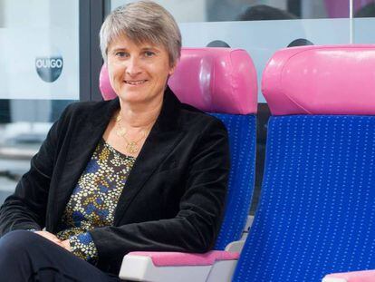 Hélène Valenzuela, consejera delegada de Ouigo España, en los asientos que tendrá su tren de alta velocidad a bajo coste.