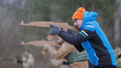 Reservistas de la Defensa Territorial de Ucrania asisten a un ejercicio militar cerca de Kiev, Ucrania, el pasado 19 de febrero,