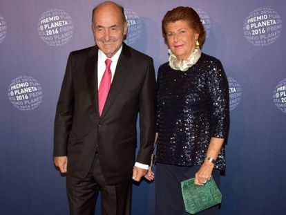 Miquel Roca i la seva dona, Ana Sagarras Trias, durant la gala dels Premis Planeta del 2016 a Barcelona.