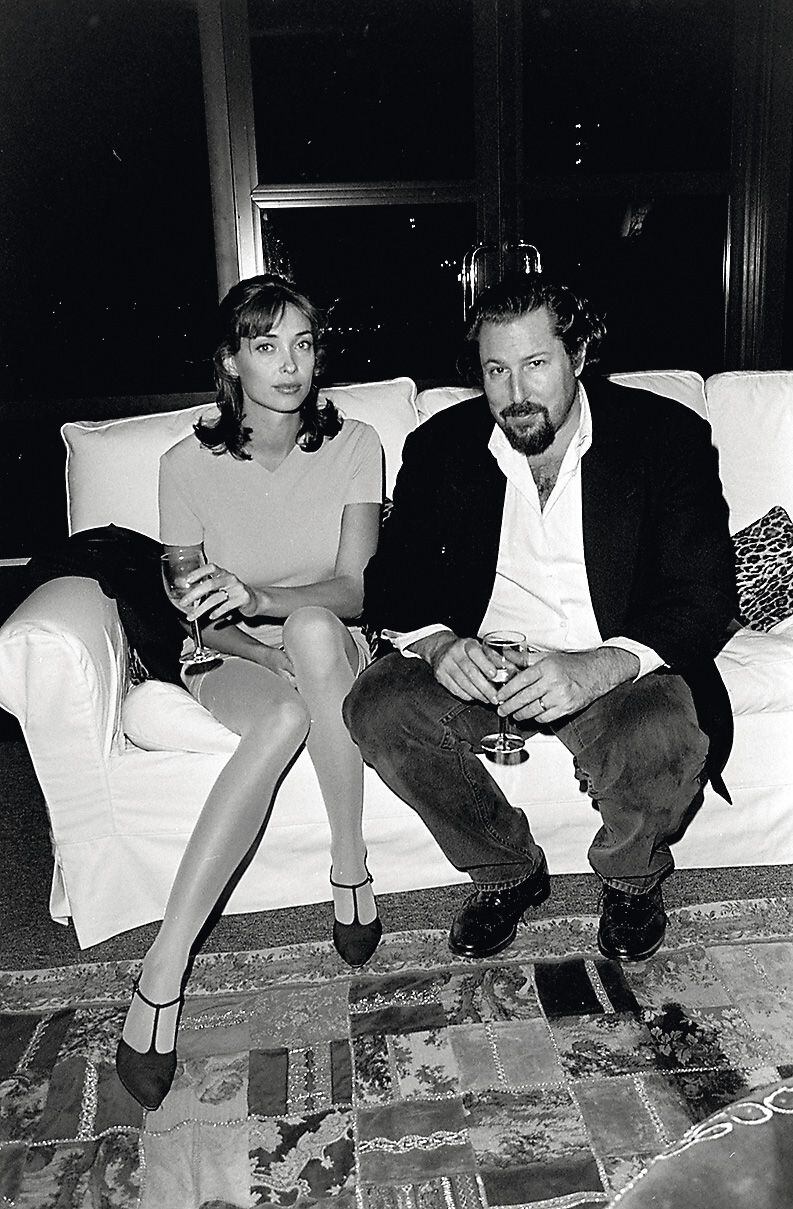 El artista posa en 1995 junto a su mujer de entonces, la exmodelo Olatz López Garmendía