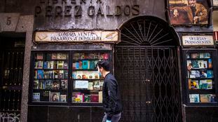 La librería madrileña Pérez Galdós, en Madrid, cerrada por el estado de alerta tras el coronavirus.