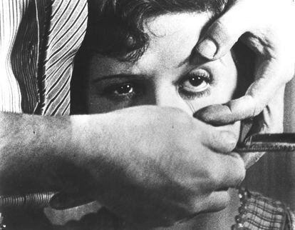 Este cortometraje de 17 minutos de Luis Buñuel, todo un clásico del surrealismo y el ensayo, y con guion a medias con Salvador Dalí, tiene una secuencia en la que se secciona un ojo sin que la cámara se aparte un segundo.