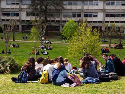 Estudiantes estrenando primavera en el campus de la UAB. 