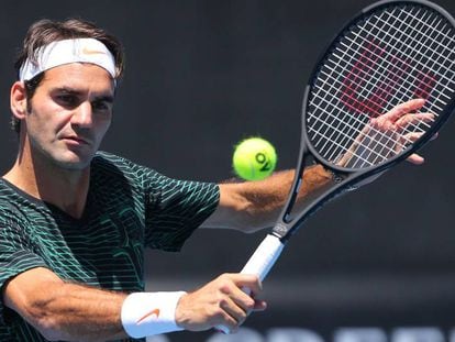 Federer, entrena este miércoles en el Melbourne Park.,