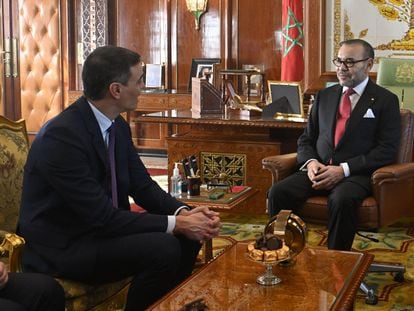 El rey de Marruecos, Mohammed VI, recibe al presidente del Gobierno, Pedro Sánchez, en el Palacio Real de Rabat, Marruecos, este miércoles.