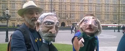 Guiñoles de Corbyn y May a las puertas del Parlamento británico.