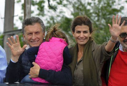 Mauricio Macri y su esposa Juliana Awada, durante un mitin en San Salvador de Jujuy, Argentina.