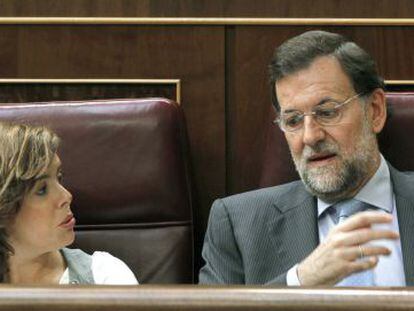 Los populares Soraya Sáenz de Santamaría y Mariano Rajoy en sus escaños.