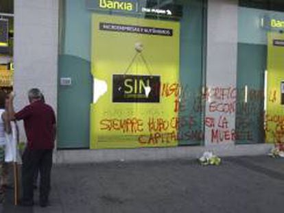 Imagen de una pintada en una sucursal de Bankia