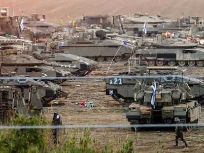 Vehículos militares israelíes concentrados el miércoles en una ubicación no revelada en el sur de Israel, a lo largo de la frontera con la franja de Gaza.