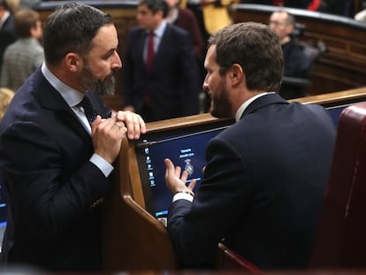 El presidente del Partido Popular, Pablo Casado (derecha) y el líder de Vox, Santiago Abascal, conversan durante la sesión constitutiva de la Cámara Baja. 