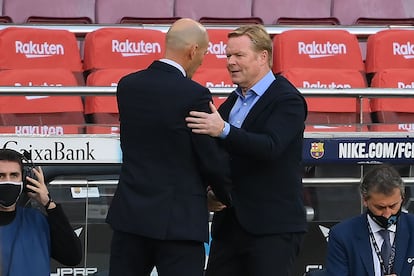 Zidane and Koeman greet each other in the classic of the first round in Barcelona.