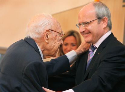 José Montilla saluda al doctor Moisès Broggi, que da nombre al nuevo hospital.