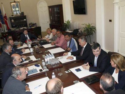 Reuni&oacute;n de representantes del sector pesquero con las autoridades de Gibaltar. En el centro, presidiendo la mesa, el ministro principal, Fabian Picardo.