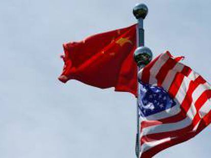 Las banderas de China y Estados Unidos ondean antes de una reunión comercial en Shangai.