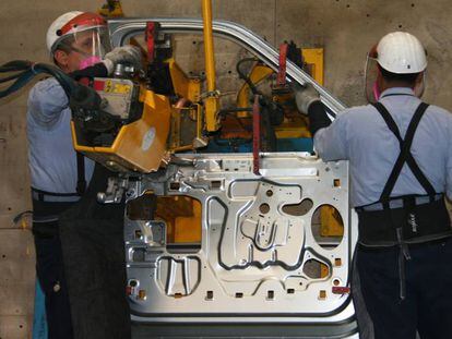 Trabajadores de CIE Automotive en una imagen de archivo.