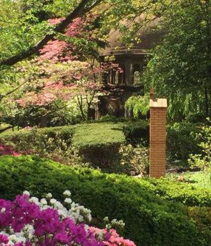 Jardines del monasterio franciscano Tierra Santa en América, en Washington (EEUU).