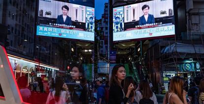 Una pantalla de televisión de un escaparate en Hong Kong emite el discurso con el que Carrie Lam anunció la retirada del proyecto de extradición.