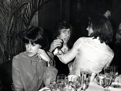 Nora Ephron con su marido Carl Bernstein, que habla con otra mujer, durante una cena benéfica en 1977 en Nueva York.