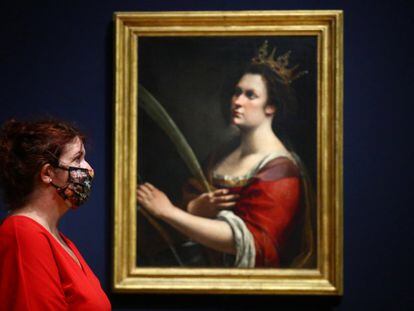 El cuadro 'Catalina de Alejandría', de la artista Artemisia GentileschI, en la National Gallery de London, en 2020.