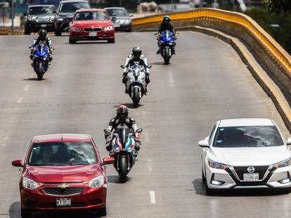 Motociclistas circulan en avenida  Río Mixcoac, en la Ciudad de México, el 25 junio 2023.