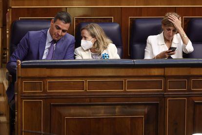 El presidente del Gobierno, Pedro Sánchez; la vicepresidenta primera, Nadia Calviño, y la vicepresidenta segunda, Yolanda Díaz, en una sesión plenaria, el 8 de junio de 2022.