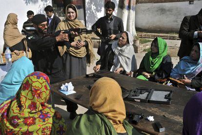 Varias maestras asisten a una clase de uso de armas en Peshawar (Pakistán) durante un programa especial lanzado por el Gobierno provincial tras el ataque talibán contra una escuela gestionada por el Gobierno en el que murieron al menos 136 alumnos.