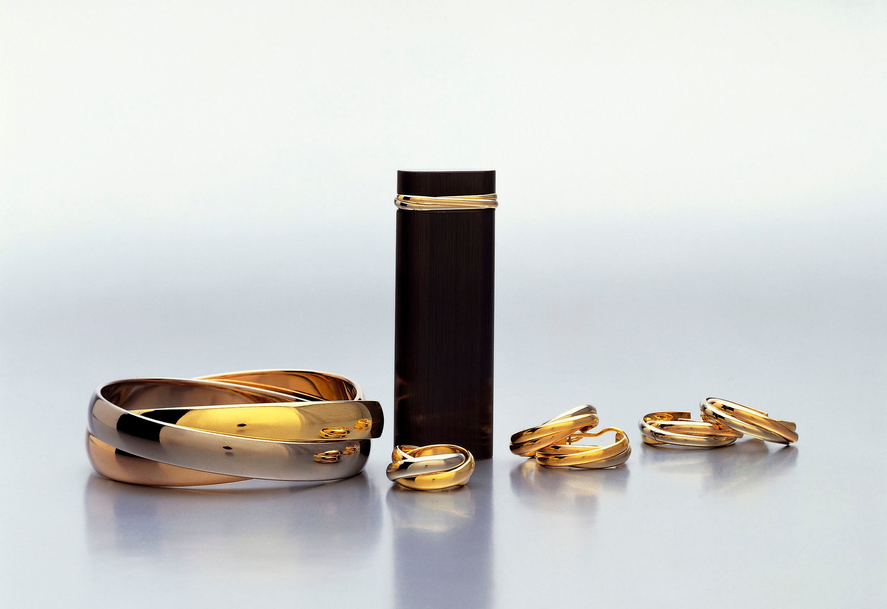 Marie-Laure Cérède ha reinventado el centenario anillo Trinity, una pieza formada por tres bandas de oro entrelazadas hasta el infinito.
