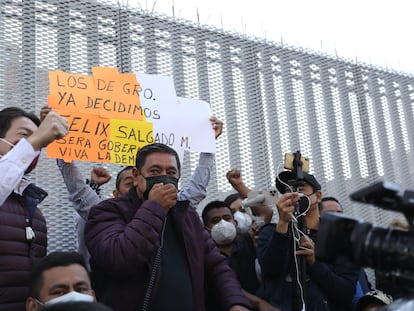 El aspirante a gobernador Félix Salgado Macedonio participa en una protesta en el Tribunal Electoral este miércoles.
