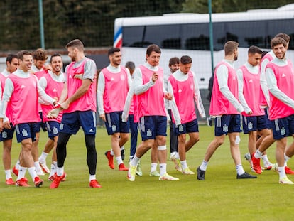 Los jugadores de la selección española lucen petos rosas como gesto de apoyo a la lucha contra el cáncer de mama.