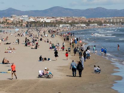 Turistas en la playa de la Malvarrosa (Valencia) durante la pasada Semana Santa.
