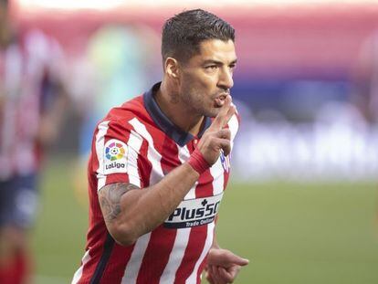 Luis Suárez celebra uno de sus dos goles este domingo en el Wanda Metropolitano en su estreno con el Atlético.