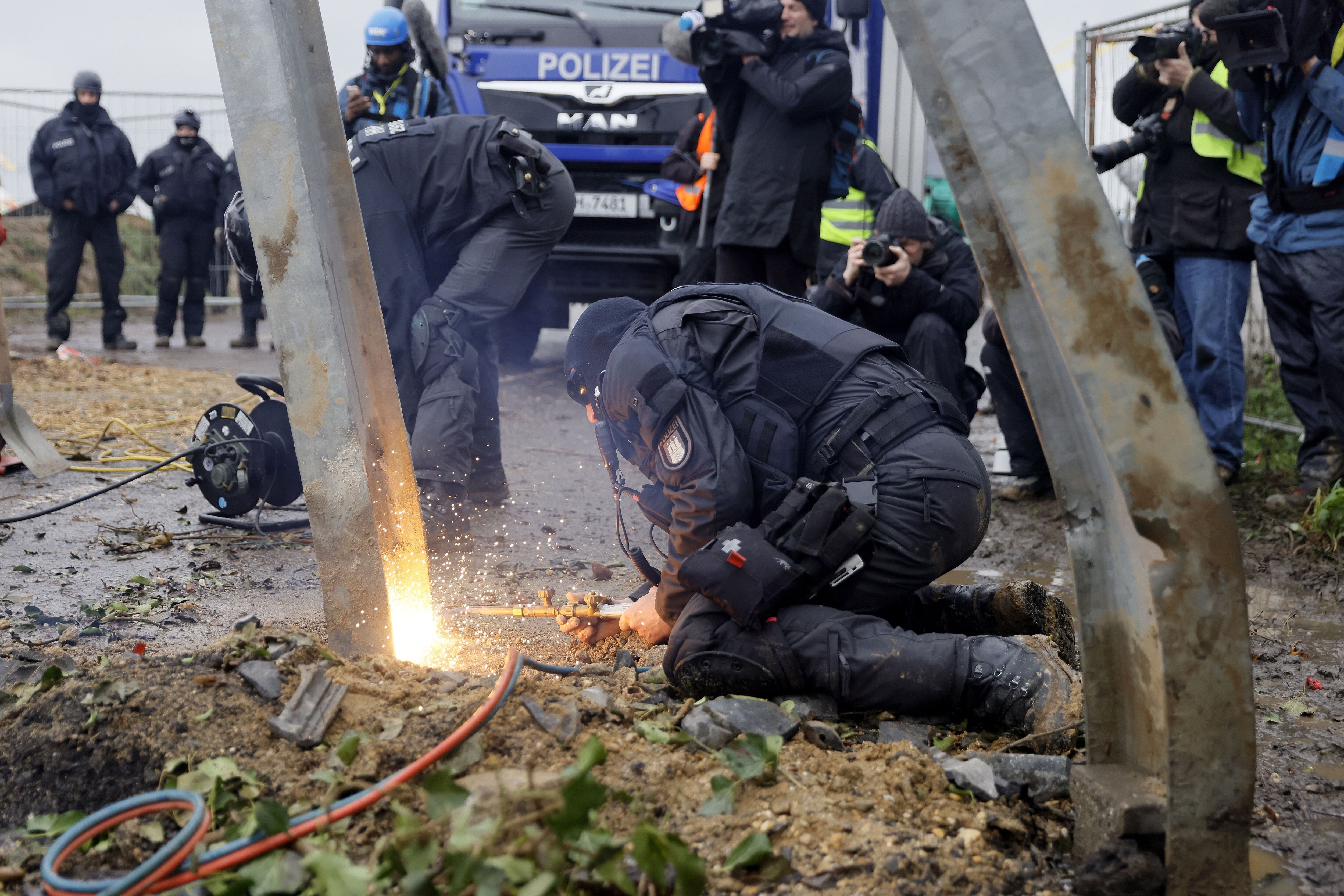 Agentes de la policía retiran una barricada con un soplete en Lüetzerath. 