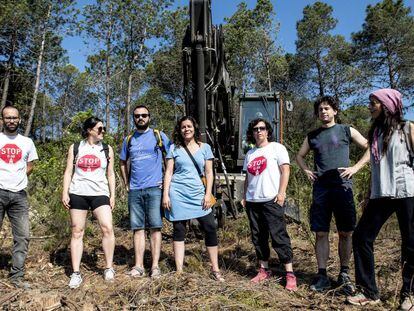 Natàlia Sànchez, en medio, con activistas de Aturem la C-32, delante de las màquinas.