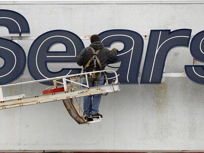 Un operario limpia un luminoso de Sears en Solon (Ohio).