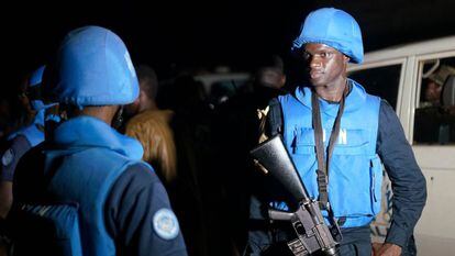 Soldados de la misi&oacute;n de la ONU en Mali, en bamako tras el atentado de este domingo.