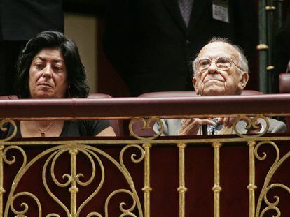 La escritora Almudena Grandes y el exlíder del Partido Comunista de España Santiago Carrillo asistían en 2007 desde la tribuna de invitados al debate de la ley de memoria histórica en el Congreso de los Diputados.