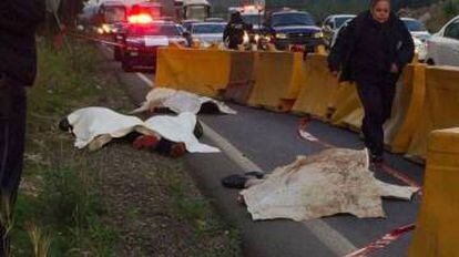 Los cadáveres de los cuatro asaltantes en la carretera México -Toluca.