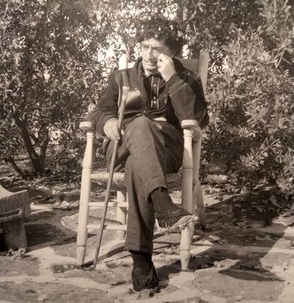 Salvador Dalí fotografiado por Vehí sentado en la silla de seis patas que el fotógrafo-carpintero había hecho.