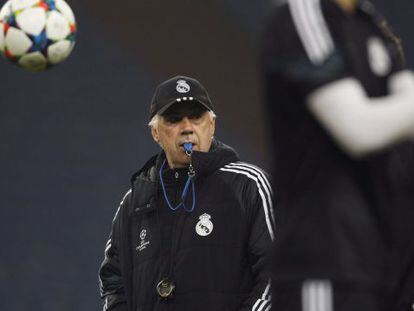 Ancelotti, durante el entrenamiento en Gelsenkirchen.