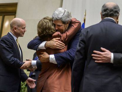 Catherine Ashton y John Kerry se abrazan tras el pacto con Ir&aacute;n.