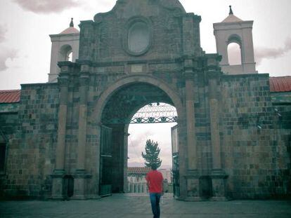Entrada al cementerio Jardín de la Almudena, de 1850, el más antiguo de Cuzco.