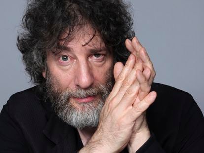 Neil Gaiman posa en la Comic-Con de San Diego en julio de 2018.