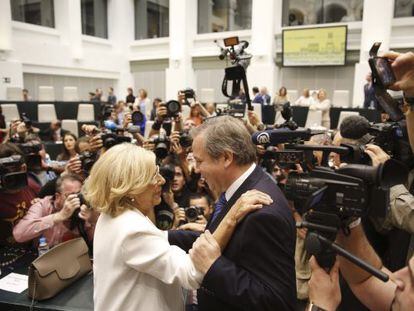 Carmena (izquierda) saluda a Carmona antes de la sesión de investidura que la convirtió en alcaldesa el 13 de junio.