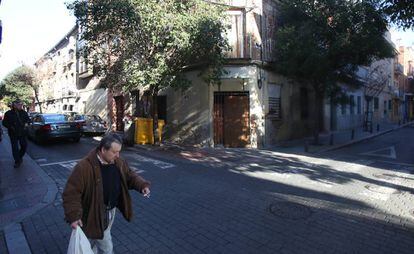 La puerta tapiada de un edificio de Puente de Vallecas.