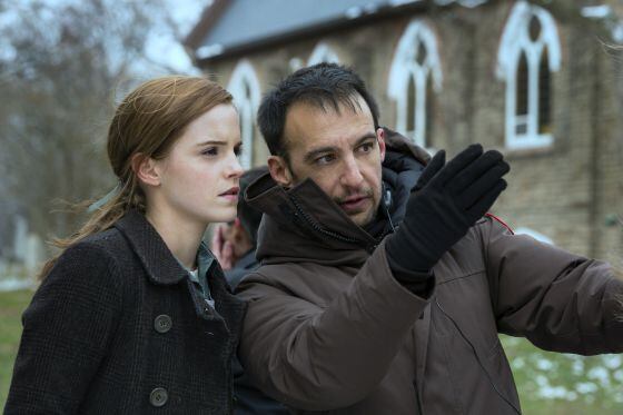Emma Watson y Alejandro Amenábar durante el rodaje de 'Regresión'