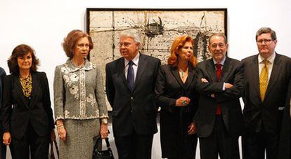 De izquierda a derecha: Carmen Calvo, la Reina Sofía, el ex presidente Felipe González, Carmen Alborch, Javier Solana y Juan Manuel Bonett.