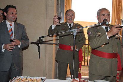 El general Alfonso Pardo de Santayana pronuncia el brindis en presencia del alcalde de Segovia, Pedro Arahuetes.